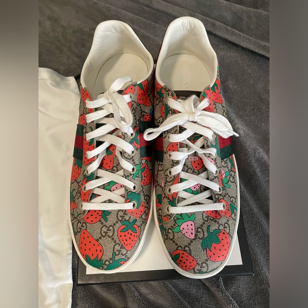 🍓 Gucci ace strawberry logo sneakers box women’s 42m IT, 12m US, 9m UK preown